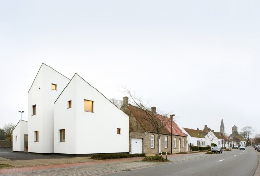 Medical Facility in Burges / Cristian Panaite + Katrien Devreese © Filip Dujardin