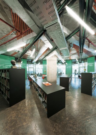 En Detalle: Instalaciones y Mecanismos Técnicos en la Arquitectura Instituto Goethe / FAR frohn&rojas . Image © Guy Wenborne